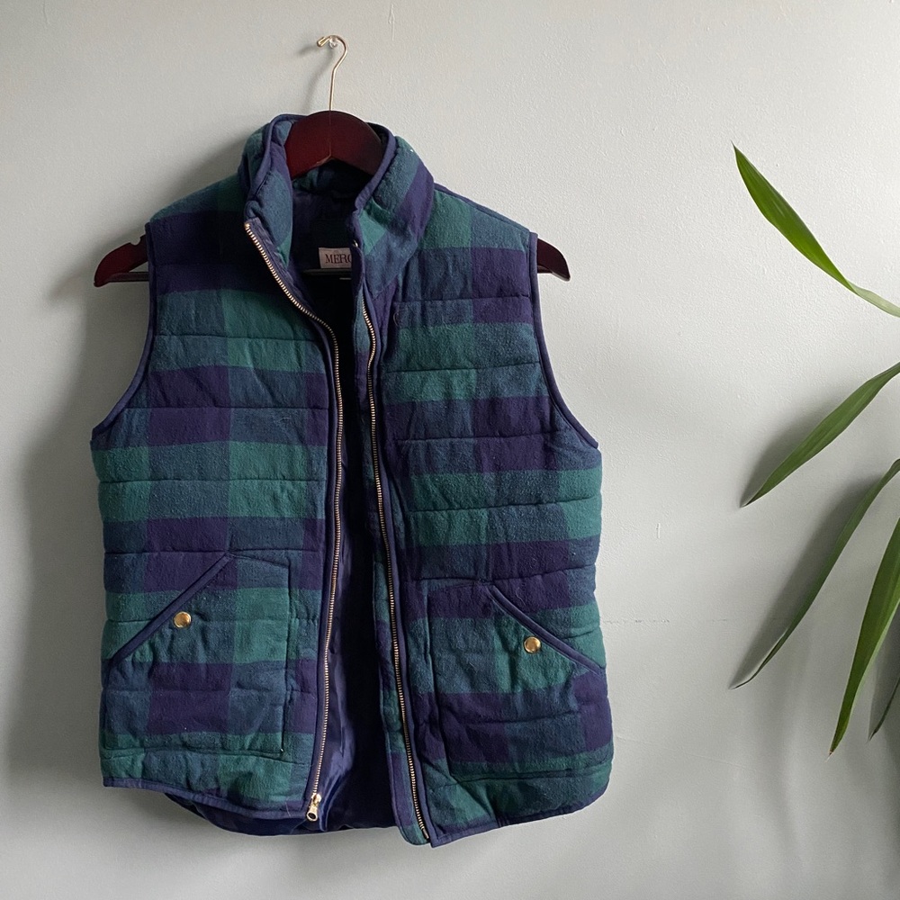 Beautiful vest to add to your hike 🥾